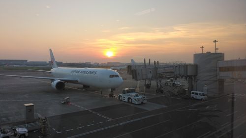夕日と飛行機